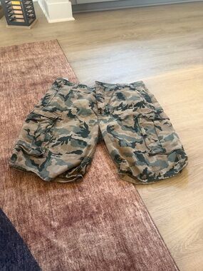 Levi's Men's Camouflage Cargo Shorts in Olive & Khaki